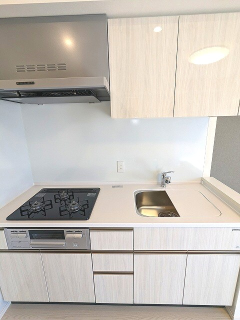 Urbanex KURAMAE RESIDENCEのキッチン|グリル付きガスシステムキッチン、瀟洒でお手入れ楽なガラストップコンロ、広々のシンクです、収納も豊富です
