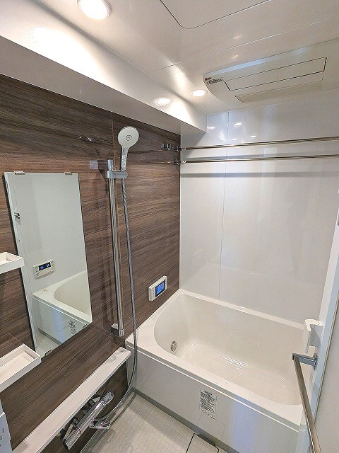 Urbanex KURAMAE RESIDENCEの浴室|追焚オートバス、浴室換気乾燥機、浴室TV付、大型のシャワーヘッドです