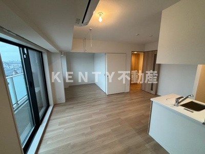 【居間・リビング】 | Ｊ．ＧＲＡＮ　Ｃｏｕｒｔ　品川西大井ＥＡＳＴ | こちらの居間で趣味の時間をお楽しみください