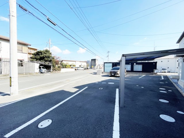 Ｃａｎｉｓ ｌｕｐｕｓ ｆａｍｉｌｉａｒｉｓ　Ａ棟の駐車場