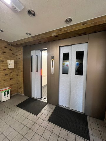 上高丸北住宅のエントランス