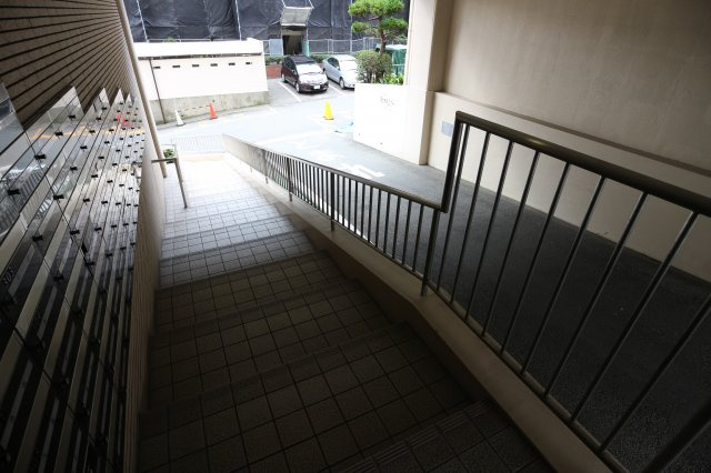 上高丸北住宅のエントランス