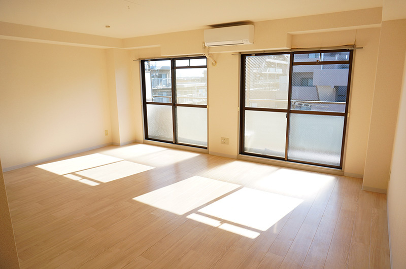 林田マンションの居間・リビング|日当たり抜群のリビングです。