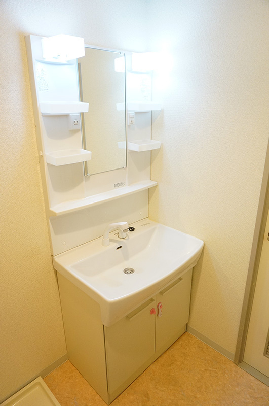 林田マンションの洗面所|シャワー付き独立洗面台