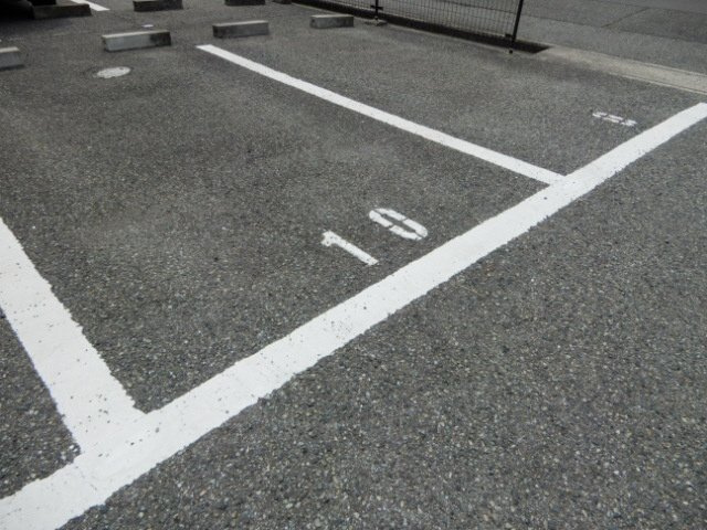 クレールプラザ立花D棟の駐車場