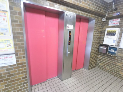 【その他共用部分】 | 野庭団地615-2号棟 | お買い物時やベビーカーの出し入れに便利なエレベーター付です。混雑時にも便利な2基付です。
