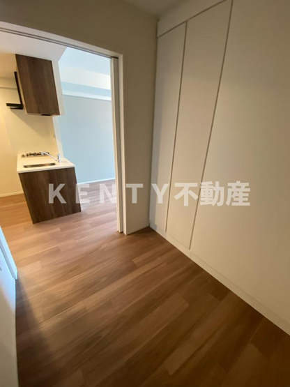 【居間・リビング】 | Ｊ．ＧＲＡＮ　Ｃｏｕｒｔ　品川西大井ＷＥＳＴ | こちらの居間で趣味の時間をお楽しみください