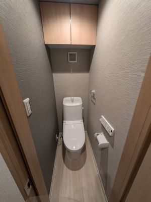 【トイレ】 | Casa　With | ウォシュレット　壁リモコン　上部吊戸棚付
