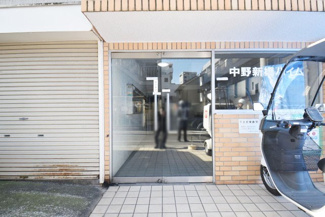 【エントランス】 | お客様を、そして住人を出迎えてくれるマンションのエントランス。ゴミが落ちていないことからも、管理状態の良さや住民の節度の高さが見て取れます。～即日のご見学可能～　お問合せはお気軽にどうぞ。
