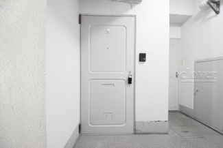 【その他共用部分】 | 皆様をお迎えする、お部屋の玄関ドア。開けやすさや開放角度、ドアノブの操作しやすさや鍵の形状などを、現地で一度ご確認ください。～即日のご見学可能～　お問合せはお気軽にどうぞ。
