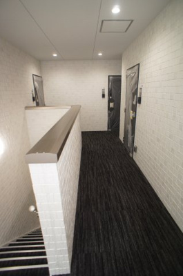 【その他共用部分】 | 仮称）南塚口新築マンション | （同種物件写真）廊下絨毯張り　内廊下タイプ
