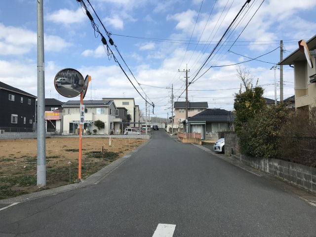 鴻巣市登戸の売地の前面道路含む現地写真