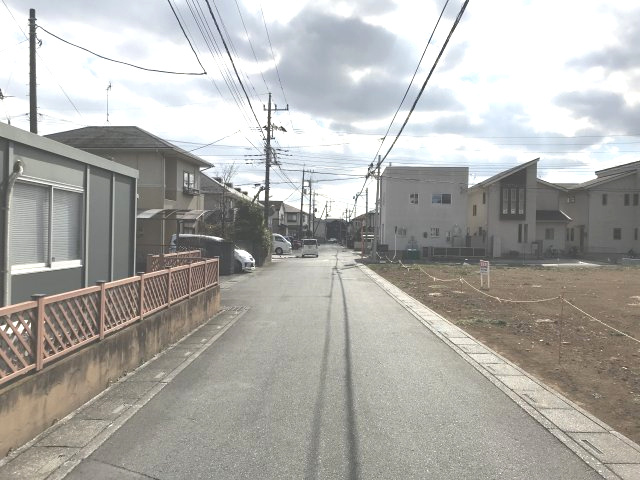 鴻巣市登戸の売地の前面道路含む現地写真