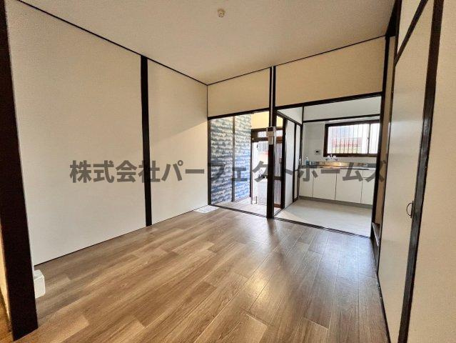 大利町テラスハウス　賃貸の居間・リビング|こちらのリビングで趣味の時間をお楽しみください