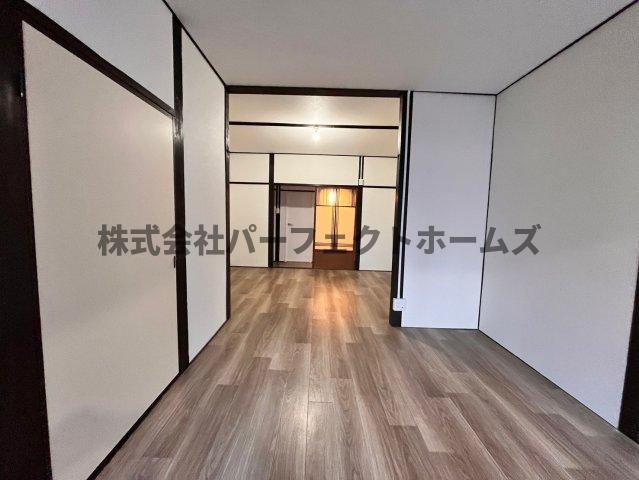 大利町テラスハウス　賃貸の内装|明るい色調の室内です