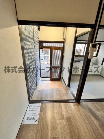 大利町テラスハウス　賃貸の玄関|収納もある玄関です