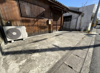 【駐車場】 | 伏見区深草下川原町　中古戸建 | 閑静な住宅街ですので車通りも少なく、駐車するのもラクラクです。運転が苦手な方でも安心して停められます。