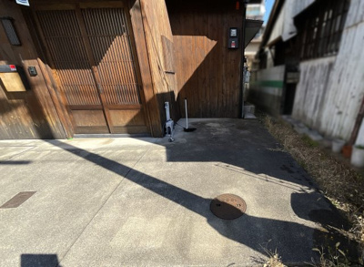 【駐車場】 | 伏見区深草下川原町　中古戸建 | こちらは小型車などが停められます《サイズは現地でご確認下さい》また、自転車やバイク置場としても利用出来ますね。
