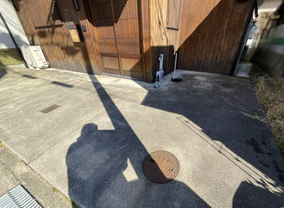 【駐車場】 | 伏見区深草下川原町　中古戸建 | 《間取り情報》こちらのお家のベランダは東側にございます。階段を上がったホールから出られるので洗濯物を干す時は助かります。
