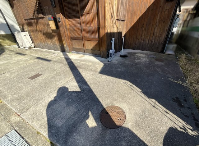 【駐車場】 | 伏見区深草下川原町　中古戸建 | 《間取り情報》こちらのお家のベランダは東側にございます。階段を上がったホールから出られるので洗濯物を干す時は助かります。