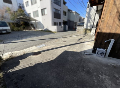 【前面道路含む現地写真】 | 伏見区深草下川原町　中古戸建 | 《間取り情報》システムキッチンは対面式になっているので、リビングでくつろぐご家族を見守りながら食事の支度が出来ます。