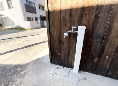 【設備】 | 伏見区深草下川原町　中古戸建 | 《立水栓》玄関横に立水栓があるので、車を洗ったり掃除などに役立ちます。