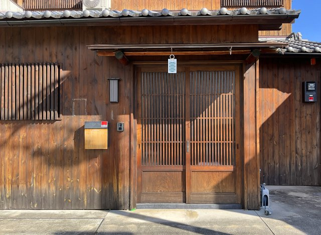 【玄関】 | 伏見区深草下川原町　中古戸建 | 外観は木板で瓦屋根と、好きな人にはとんでもなく風情のあるお家です。