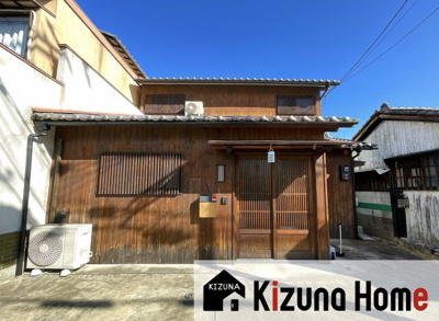 【外観】 | 伏見区深草下川原町　中古戸建 | こちらの中古戸建ては、地下鉄烏丸線『くいな橋駅』徒歩10分という大変便利な立地にあります。京阪や近鉄沿線も徒歩圏内にあり、大変人気のエリアです。