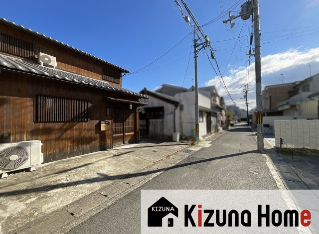 【前面道路含む現地写真】 | 伏見区深草下川原町　中古戸建 | 前道は3.9ｍと少し狭くはあるのですが、前道の向かい側は駐車場になっており建物が建っていないので窮屈な感じはしません。