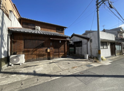 【前面道路含む現地写真】 | 伏見区深草下川原町　中古戸建 | 比較的、間口は広く車が2台停められます《サイズは現地でご確認下さい》ご夫婦でお車を持てますね。