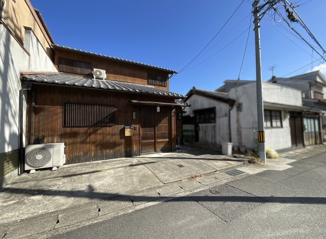 【前面道路含む現地写真】 | 伏見区深草下川原町　中古戸建 | 比較的、間口は広く車が2台停められます《サイズは現地でご確認下さい》ご夫婦でお車を持てますね。