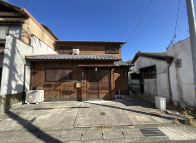 【外観】 | 伏見区深草下川原町　中古戸建 | 《間取り情報》1FにあるLDKは、なんと約30帖という広さ。開放的な室内でご家族が自然と集まります。