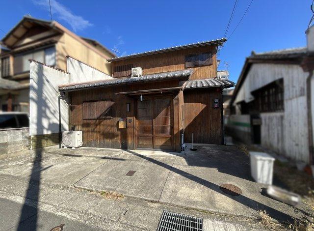 【外観】 | 伏見区深草下川原町　中古戸建 | 《間取り情報》LDKの1番奥には3帖の和室があります。お昼寝スペースやお子様のおむつ替えに便利。押し入れもあります。