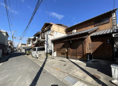 【前面道路含む現地写真】 | 伏見区深草下川原町　中古戸建 | 《間取り情報》2階に上がると洋室が2部屋ございます。8帖と7.5帖というゆったりサイズです！