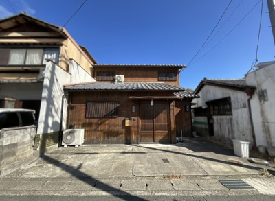 【外観】 | 伏見区深草下川原町　中古戸建 | 《間取り情報》どちらの洋室にもしっかり収納が完備されています。お部屋が更に広く使えますね。