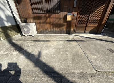 【駐車場】 | 伏見区深草下川原町　中古戸建 | こちらのスペースに車を停めて頂けます。駐車2台可能だと奥様のお車も持てますね。