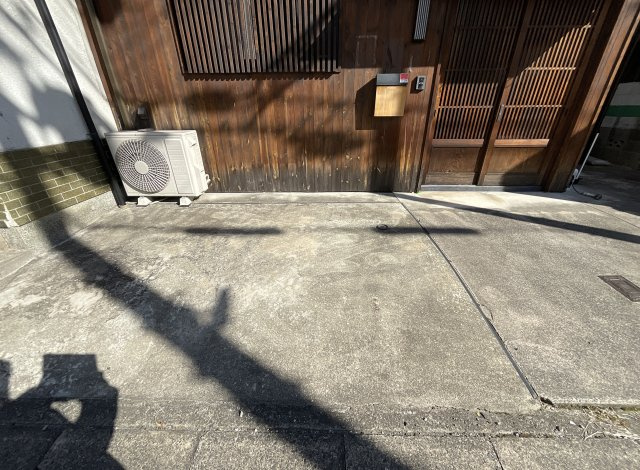 【駐車場】 | 伏見区深草下川原町　中古戸建 | こちらのスペースに車を停めて頂けます。駐車2台可能だと奥様のお車も持てますね。