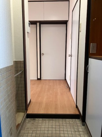 コーポパインの玄関