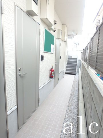 中野区沼袋２丁目のアパートのロビー|ゆとりのあるロビーです