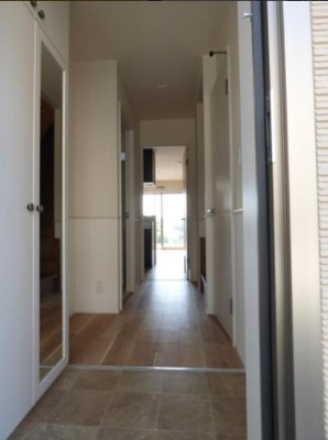 【玄関】 | ラルジュa | シューズボックスのある玄関です