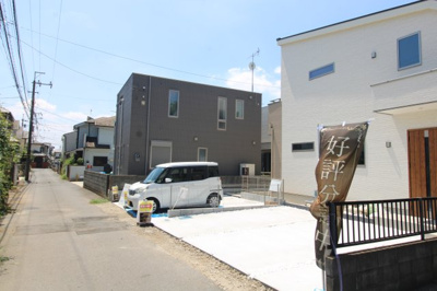 【前面道路含む現地写真】 | 柏市花野井1号棟 | 前面道路・外観