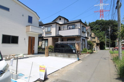 【前面道路含む現地写真】 | 柏市花野井1号棟 | 前面道路・外観