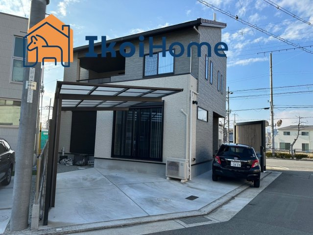 魚住町住吉 築浅戸建のその他|●年中無休：見学時間9:00～20:00・当日予約可●角地物件で、前面道路は広く普通車も2台駐車可能。カーポートが備え付けられていることもポイントです。最寄駅までは徒歩11分と近く、生活も便利です。