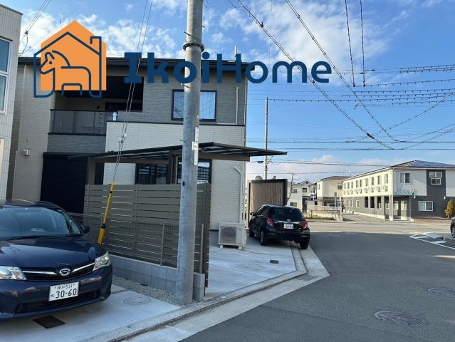 魚住町住吉 築浅戸建のその他|●年中無休：見学時間9:00～20:00・当日予約可●角地物件で、前面道路は広く普通車も2台駐車可能。カーポートが備え付けられていることもポイントです。最寄駅までは徒歩11分と近く、生活も便利です。