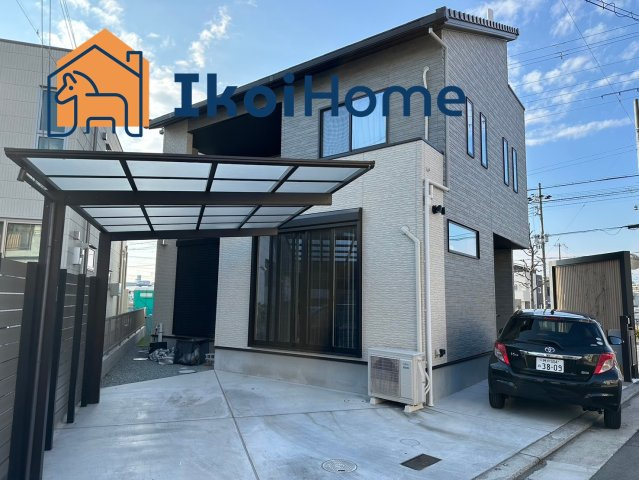 魚住町住吉 築浅戸建の外観|●年中無休：見学時間9:00～20:00・当日予約可●角地物件で、前面道路は広く普通車も2台駐車可能。カーポートが備え付けられていることもポイントです。最寄駅までは徒歩11分と近く、生活も便利です。