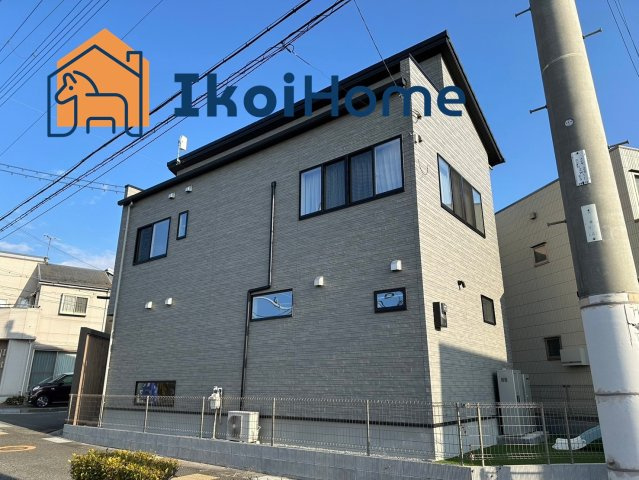 魚住町住吉 築浅戸建の駐車場|●年中無休：見学時間9:00～20:00・当日予約可●角地物件で、前面道路は広く普通車も2台駐車可能。カーポートが備え付けられていることもポイントです。最寄駅までは徒歩11分と近く、生活も便利です。