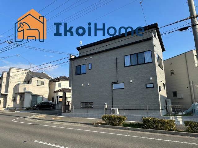 魚住町住吉 築浅戸建の前面道路含む現地写真|太陽光発電が設置されており光熱費の削減になります。又床暖機能など豊富な機能面もうれしいポイントです。