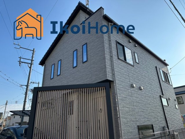 魚住町住吉 築浅戸建の玄関|●年中無休：見学時間9:00～20:00・当日予約可●角地物件で、前面道路は広く普通車も2台駐車可能。カーポートが備え付けられていることもポイントです。最寄駅までは徒歩11分と近く、生活も便利です。