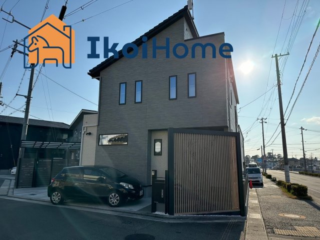 魚住町住吉 築浅戸建のエントランス|弊社独自で毎月５組限定「人気オプション３点パック」カーポート・バルコニー・ウッドデッキを１万円で取付
