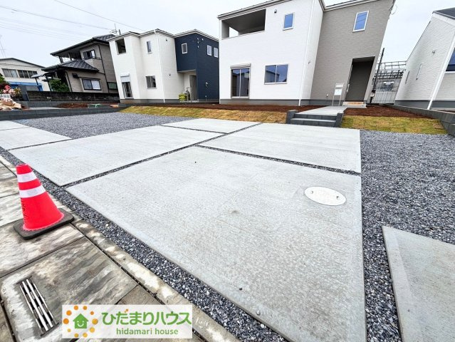 鴻巣市屈巣　第3　新築一戸建て　リーブルガーデン　02の駐車場|カースペース並列4台以上駐車可能！